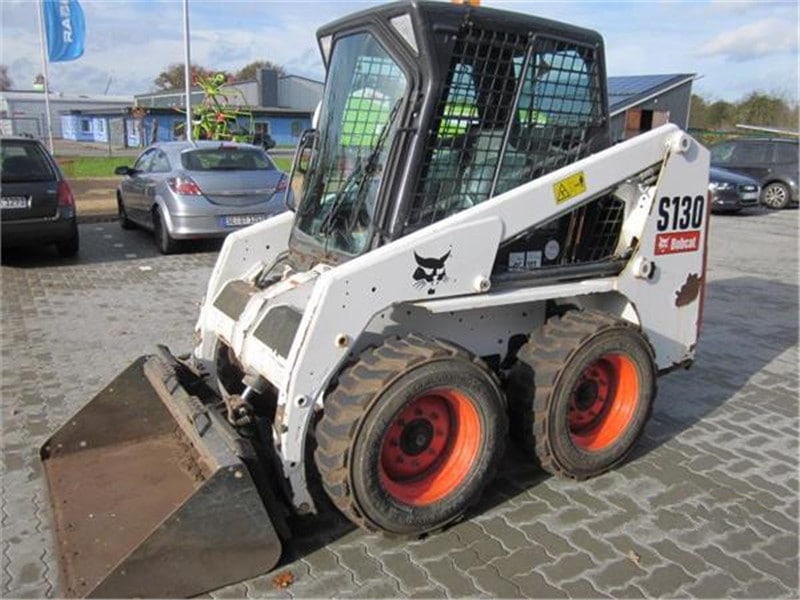 Chargeuse compacte Bobcat sur un chantier de terrassement (Essonne 91)