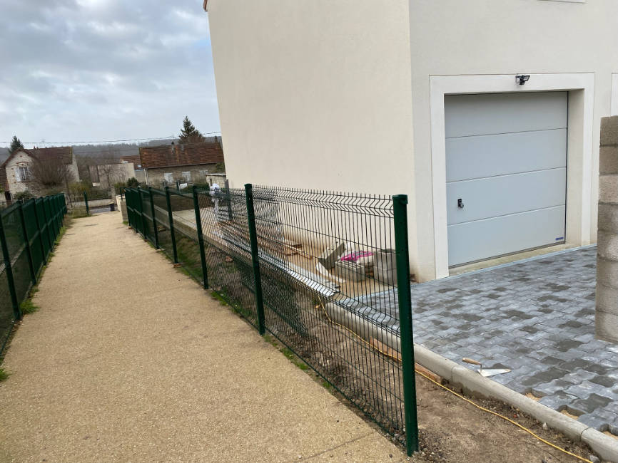 Clôture rigide verte installée le long d'une allée dans l'Essonne
