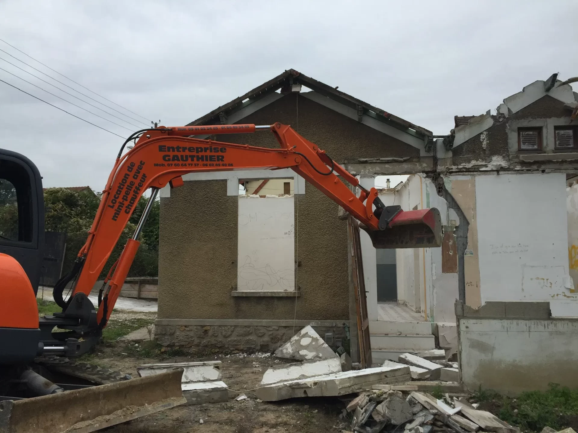 Démolition d'un bâtiment à la pelle mécanique dans l'Essonne (91)
