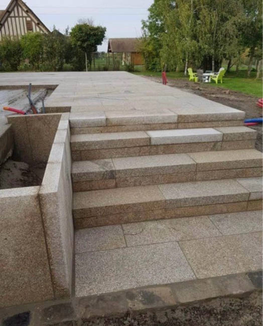 Escalier en pierre intégré à un aménagement extérieur dans l'Essonne
