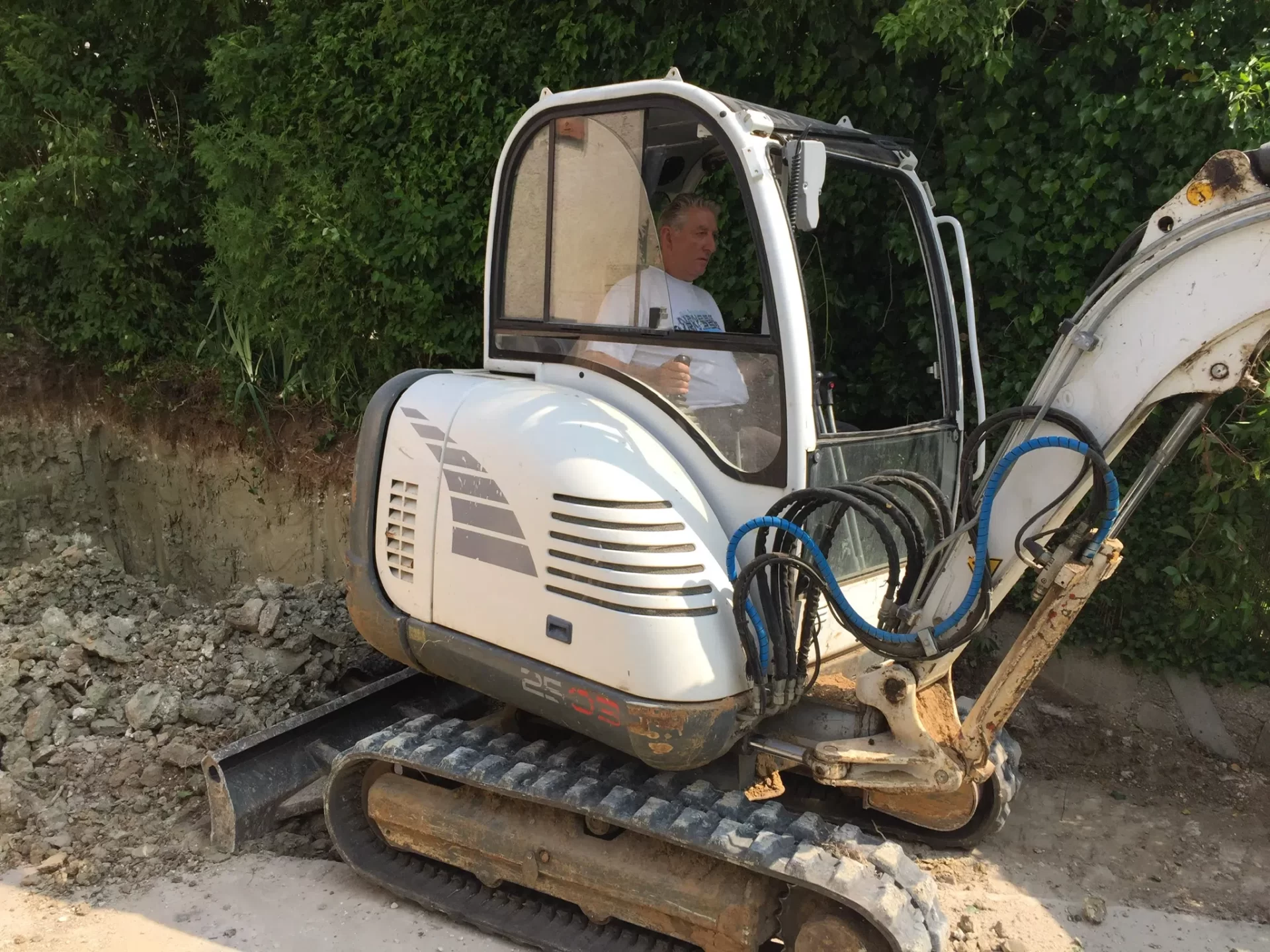 Chantier de terrassement à la mini-pelle dans l'Essonne