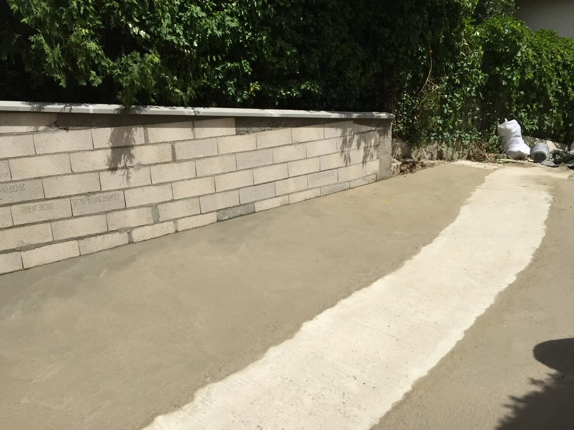 Mur enduit et dalle béton réalisés par Gauthier Terrassement dans l'Essonne