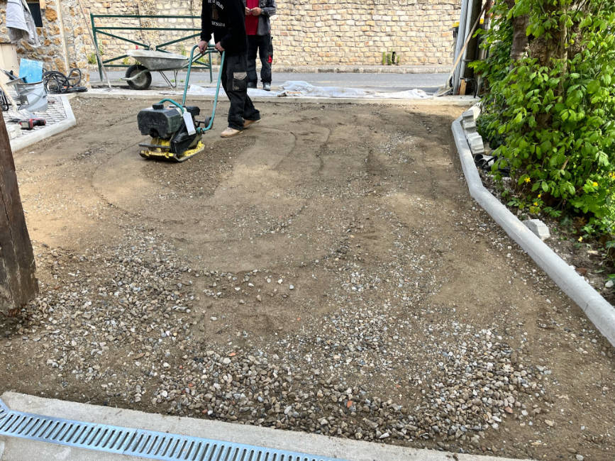 Nivellement et compactage du terrain avant les travaux de VRD dans l'Essonne