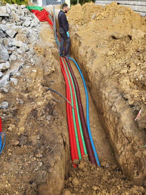 Pose de réseaux enterrés dans une tranchée VRD dans l'Essonne (91)