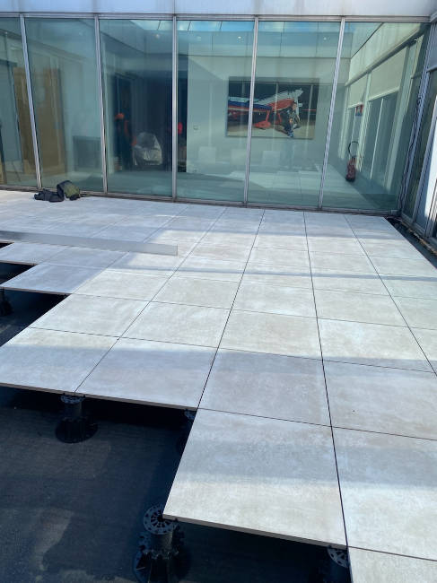 Terrasse carrelée près d'une véranda dans l'Essonne