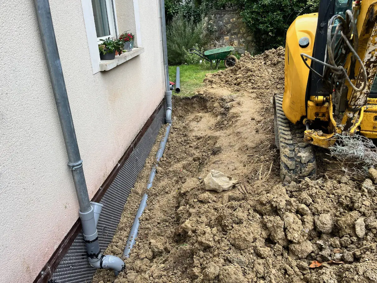 Mini-pelle de Gauthier Terrassement, terrassier, en intervention à Montlhéry
