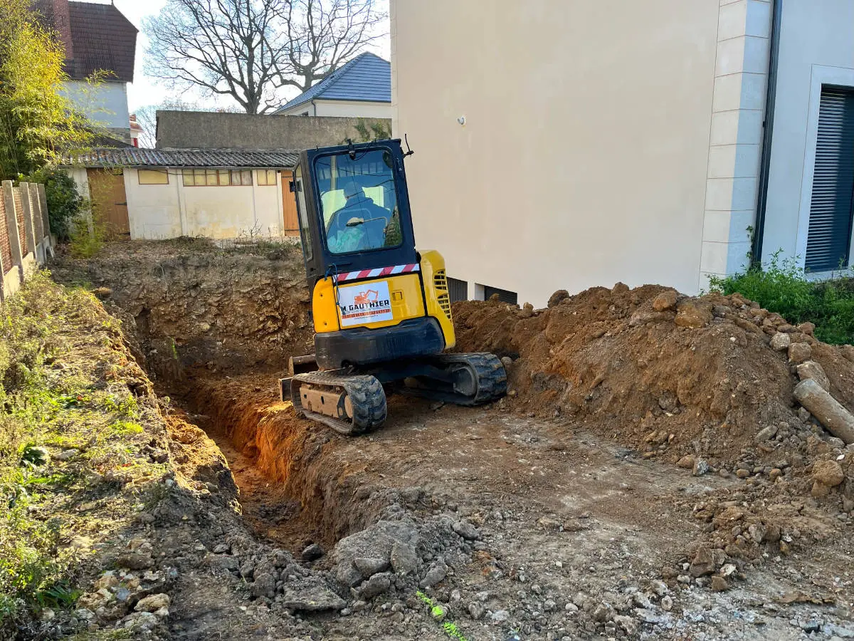 Mini-pelle de Gauthier Terrassement, terrassier, en intervention à Palaiseau