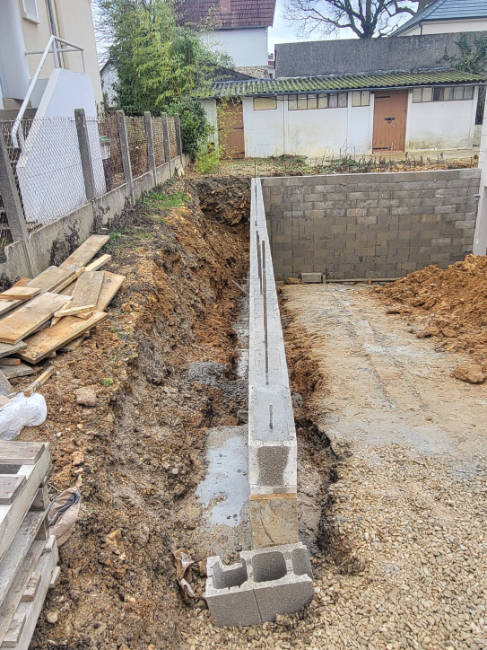 Terrassement d'un talus avant la pose d'un mur de soutènement (Essonne 91)
