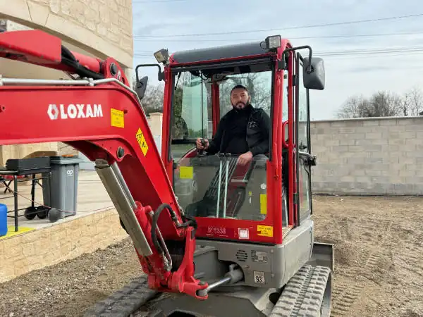 Tidji Gauthier, terrassier, sur un chantier de terrassement dans l'Essonne