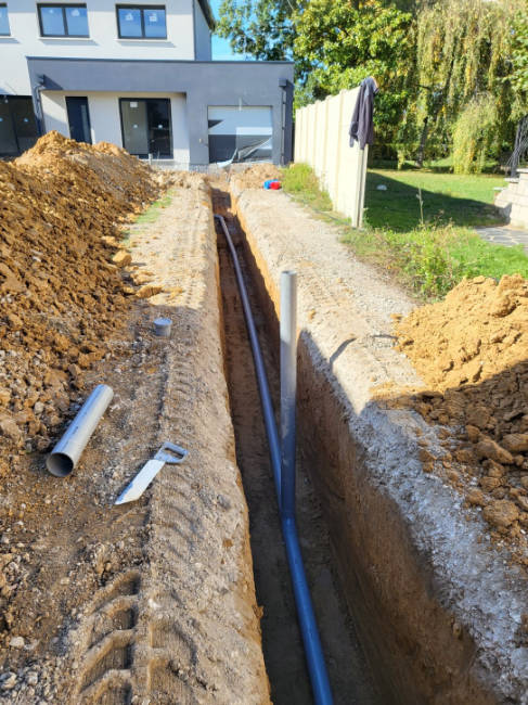 Tranchée d'adduction le long d'une allée pour le raccordement aux réseaux (Essonne 91)