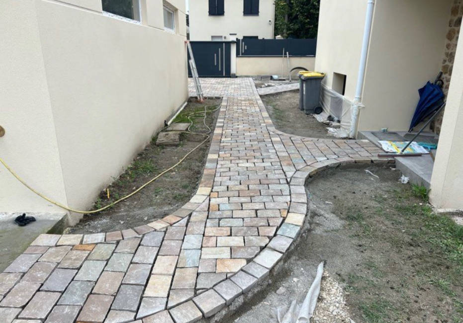 gros plan sur une allée pavée créée par M GAUTHIER